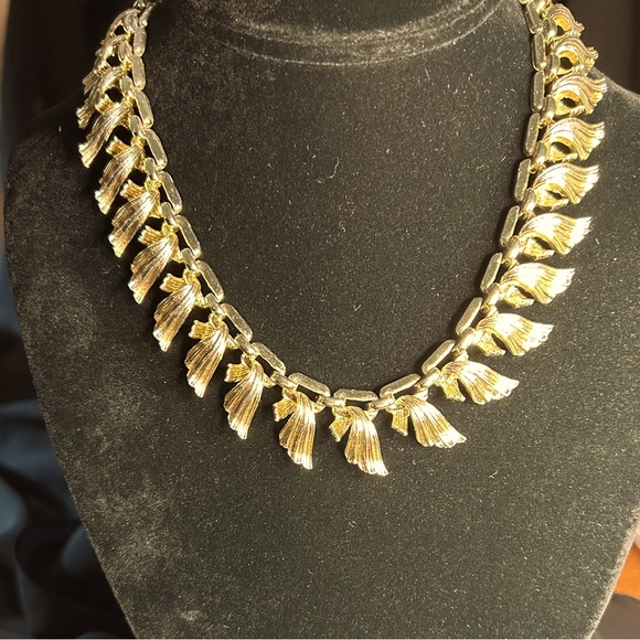 LISNER VTG Beautiful Gold Tone Metal statement Choker. - Picture 1 of 7
